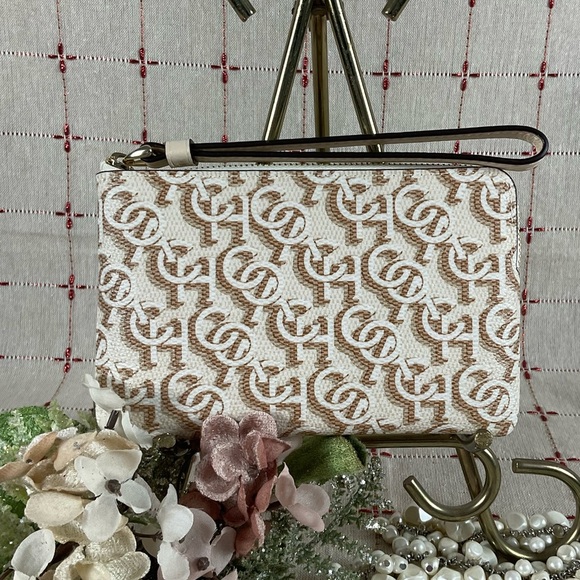 Coach Handbags - COACH Canvas & Leather Corner Zip Wristlet Small Wallet Clutch CF548 Ivory Chalk